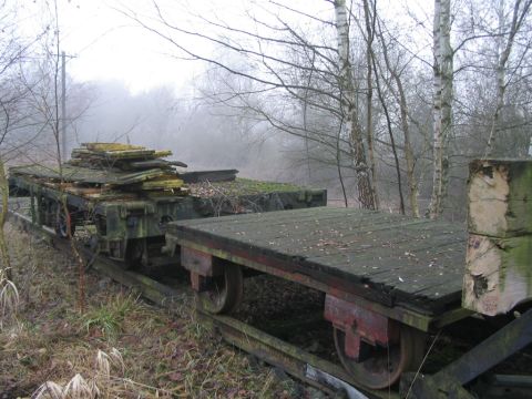 Zwei alte Schienenwagen