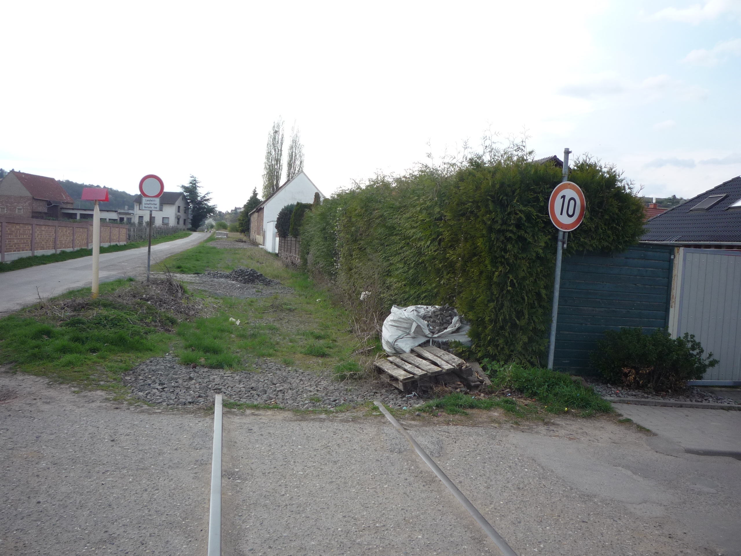 Bahnbergang zwischen Grnstadt und Sausenheim