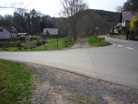 Bahnbergang ber die Strae nach Hningen