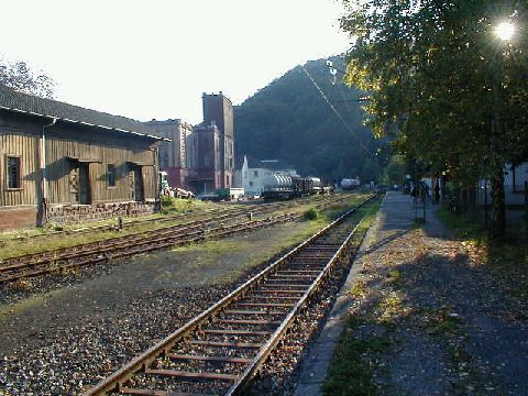 Bahnsteig DB-Bahnhof