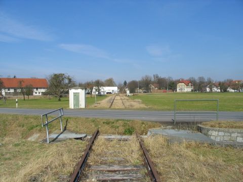 Bahnübergang über die Straße nach Briach