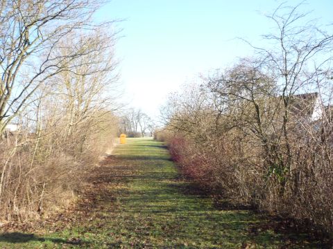 Am Nordrand von Asbach entlang