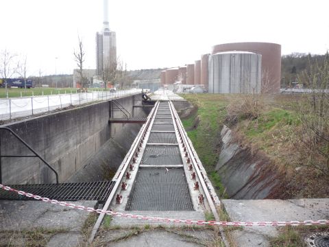 Weiter durchs Kraftwerksgelnde