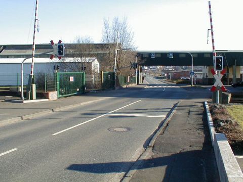 Bahnbergang vor der Westeinfahrt