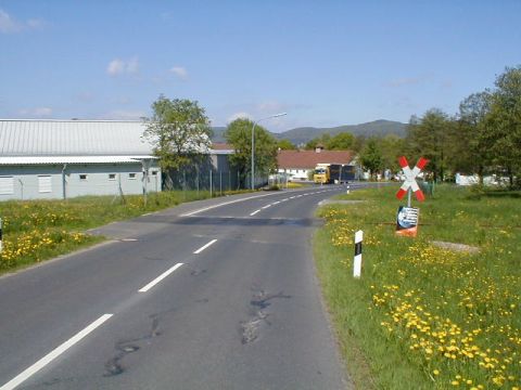 Bahnbergang vor der Firma Paul