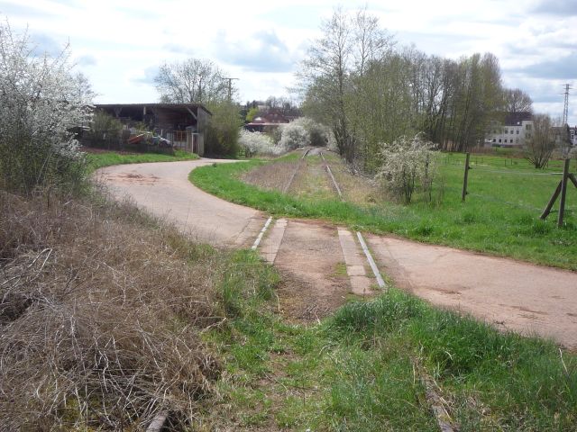 Bahnbergang ber die Strae zur Klranlage