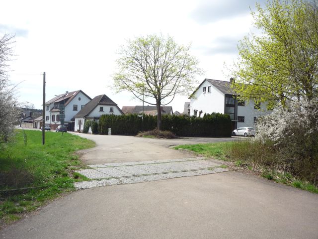 Bahnbergang ber die Strae In den Flachsckern