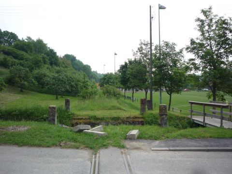 Bahnbergang ber die Winzerstrae und Bachbrcke hinter der Haltestelle Klepsau