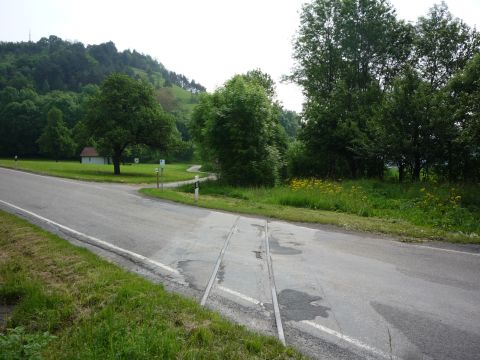 Bahnbergang ber die Strae nach Laibach