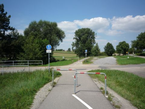 Bahnbergang vor dem Bahnhof Haag