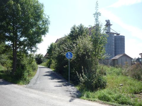 Bahnbergang ber einen zur Riedenheimer Strae fhrenden Weg